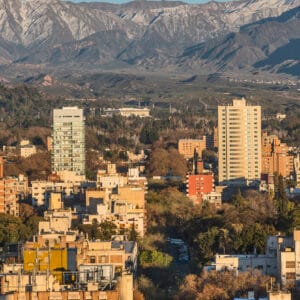 Ciudad, montaña y bodega