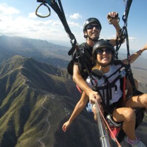 Parapente sobre la Precordillera de los Andes